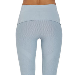 Herringbone Seamless Capri features an extra wide waistband that can be worn high waisted for more tummy control or folded over to hug right at waistline. We have added a knit-in boyshort for added comfort and opacity. Our seamless styles are knit from a technical yarn blend that wicks away moisture while providing all over leg compression.
