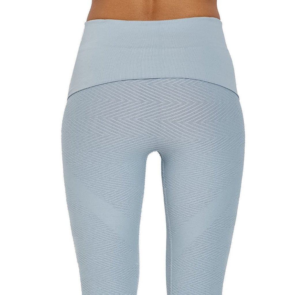Herringbone Seamless Capri features an extra wide waistband that can be worn high waisted for more tummy control or folded over to hug right at waistline. We have added a knit-in boyshort for added comfort and opacity. Our seamless styles are knit from a technical yarn blend that wicks away moisture while providing all over leg compression.
